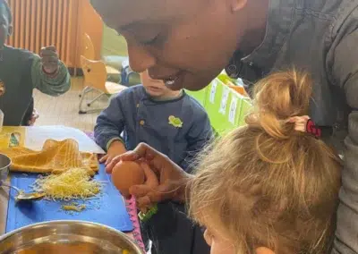 enfants jouant dans un atelier d'école maternelle