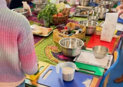 Atelier de cuisine parent-enfant avec ingrédients