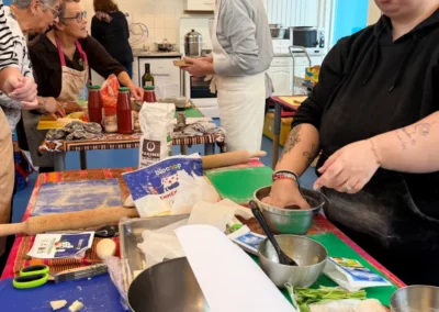 Atelier de cuisine avec plusieurs personnes