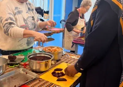 Personnes cuisinant ensemble à l'intérieur