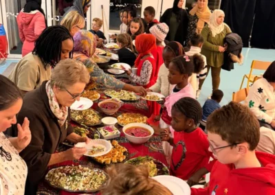 Groupe de personnes à un buffet.