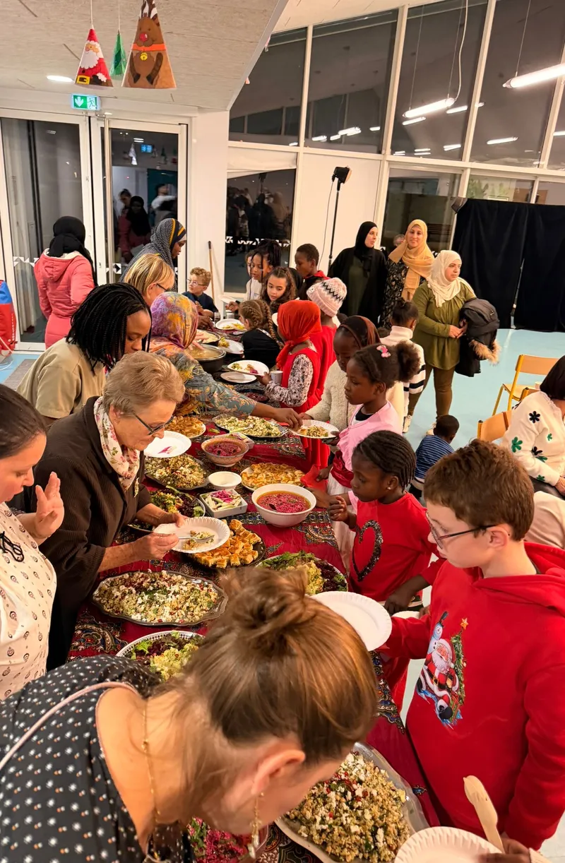 Buffet convivial et solidaire Groupe de personnes à un buffet.