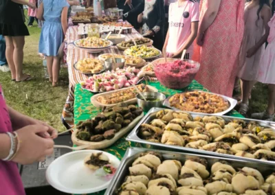 Buffet en plein air avec des plats variés