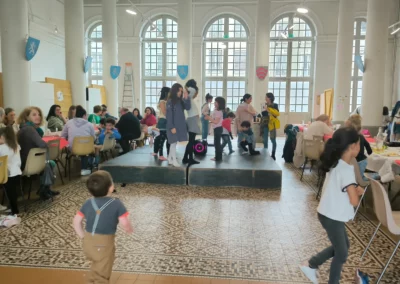 Salle avec des familles lors d'un brunch solidaire