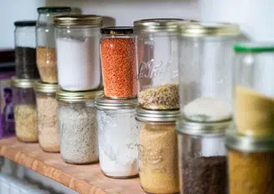 Bocaux en verre avec lentilles et épices