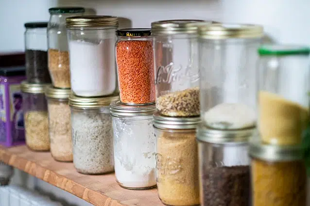 Rangement de bocaux en cuisine Bocaux en verre avec lentilles et épices