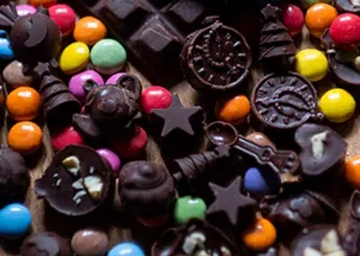 Assortiment de chocolats et bonbons colorés