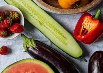 Un assortiment de légumes d'été colorés sur une table