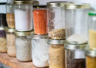 Bocaux en verre sur étagère avec aliments secs