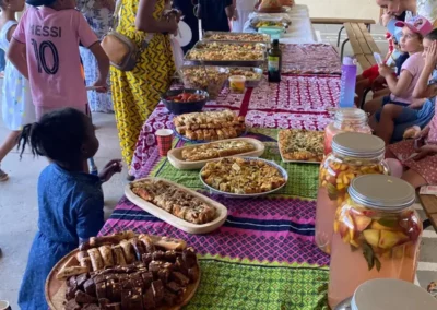 enfants autour d'une table à l'école