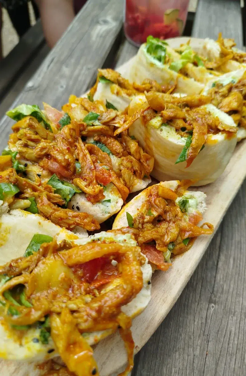 Kebab de pleurotes sur planche en bois
