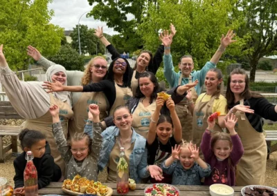 Groupe de personnes souriantes avec des plats